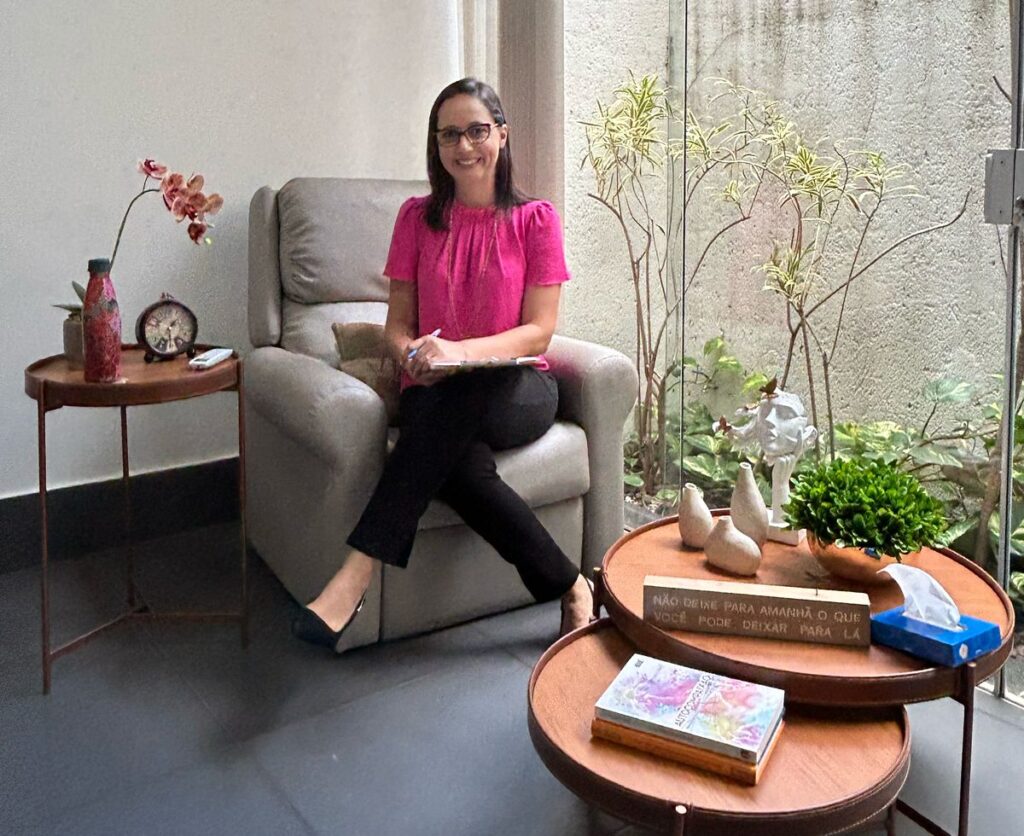 Foto da Dra. Cíntia Alves em seu consultório.
